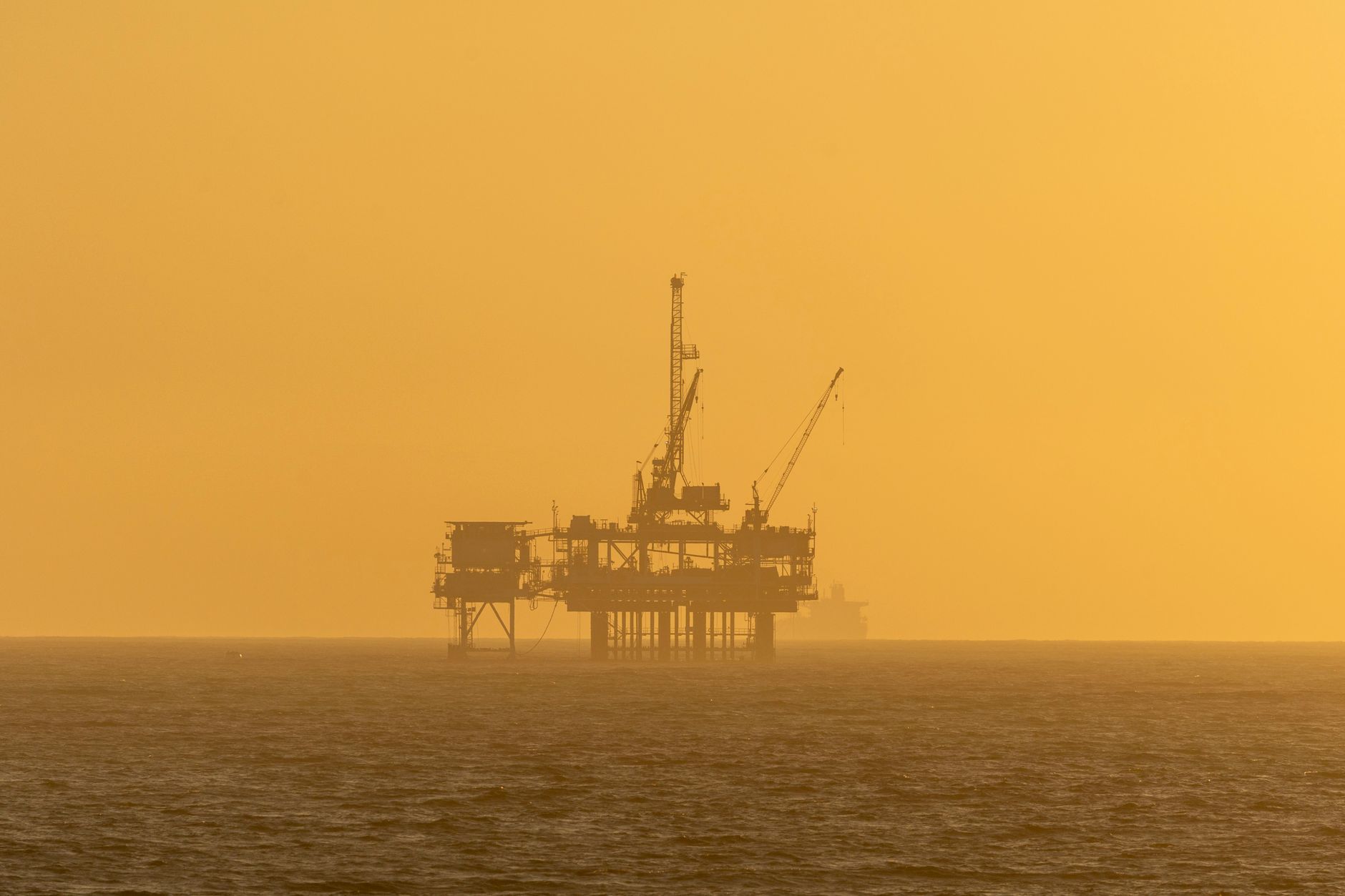 Petrolul Brent depășește 100$/baril; motorina se scumpește în România