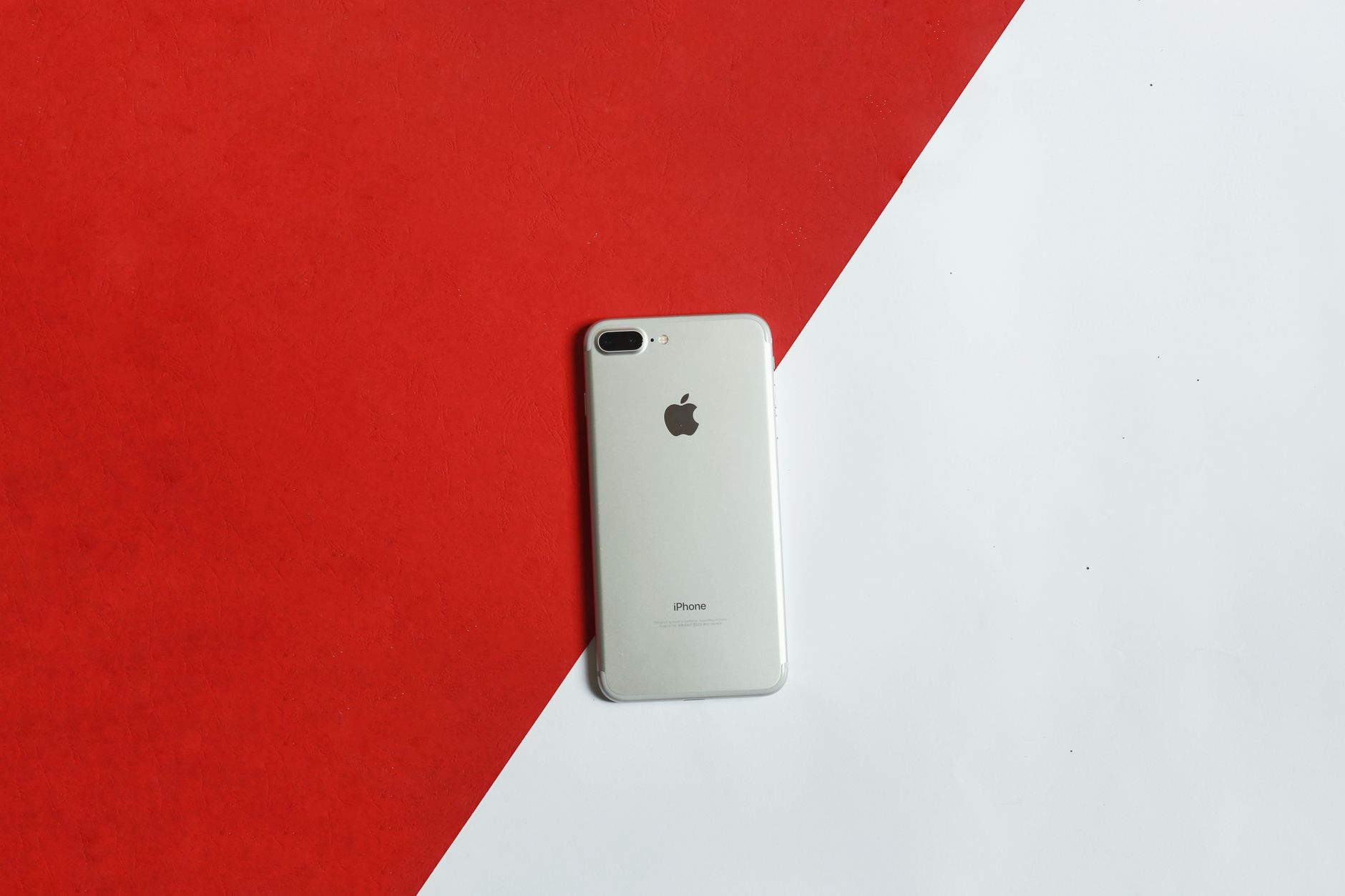 Apple anunță iPhone 18 Pro cu cameră variabilă și noul CEO John Ternus
