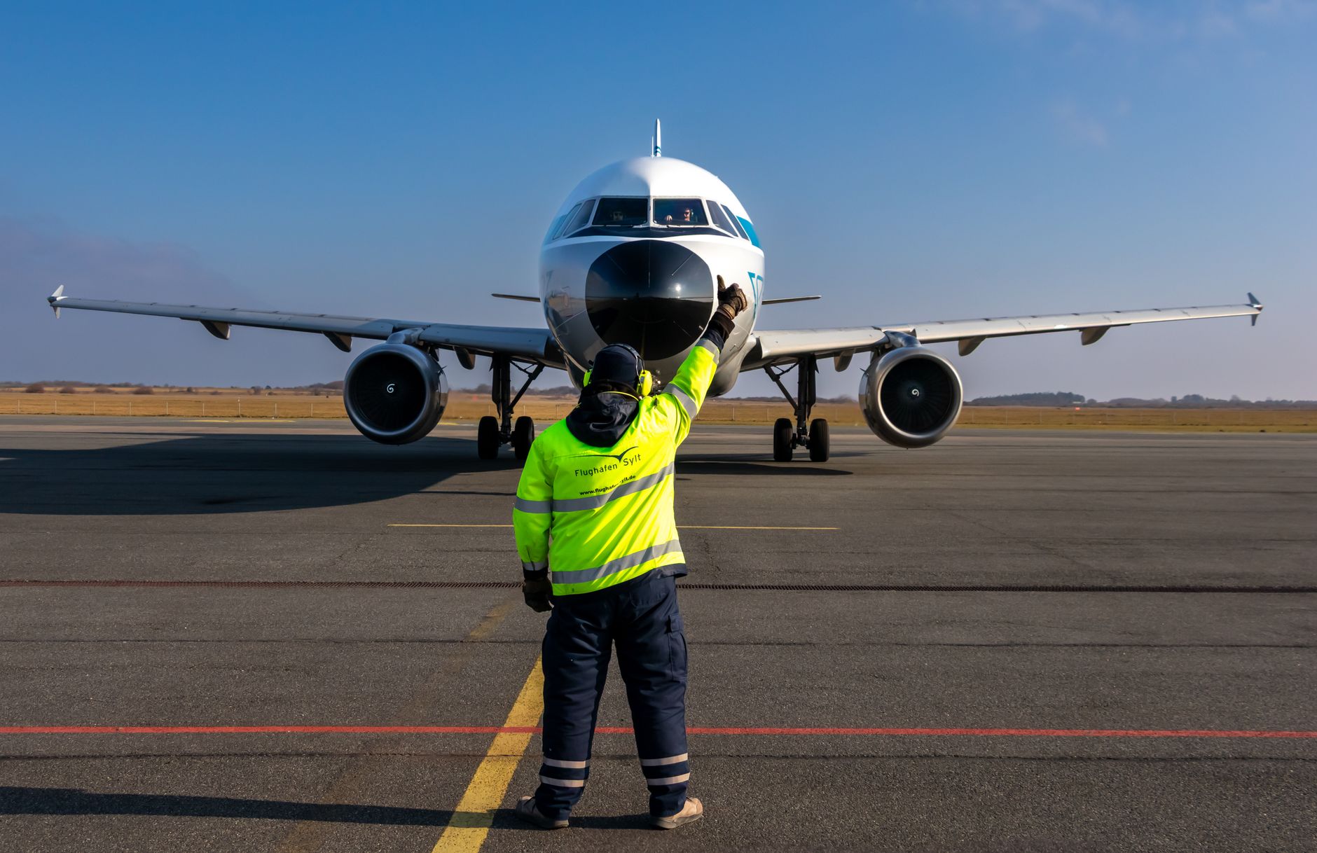 TAROM inaugurează primul Boeing 737 MAX, botezat Mircea Lucescu