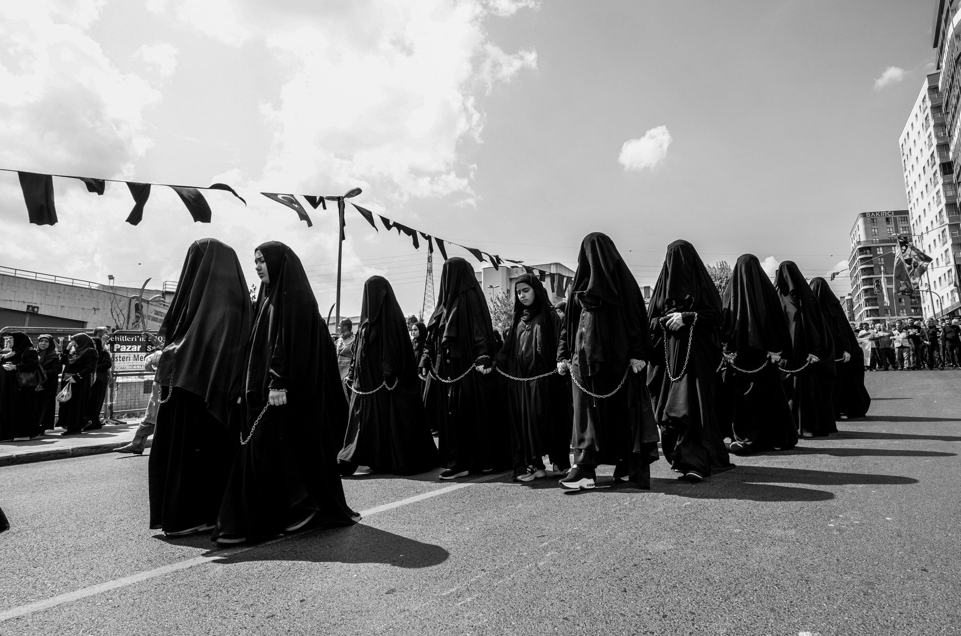 Extremiștii iranieni sabotează negocierile: Hormuz rămâne în impas