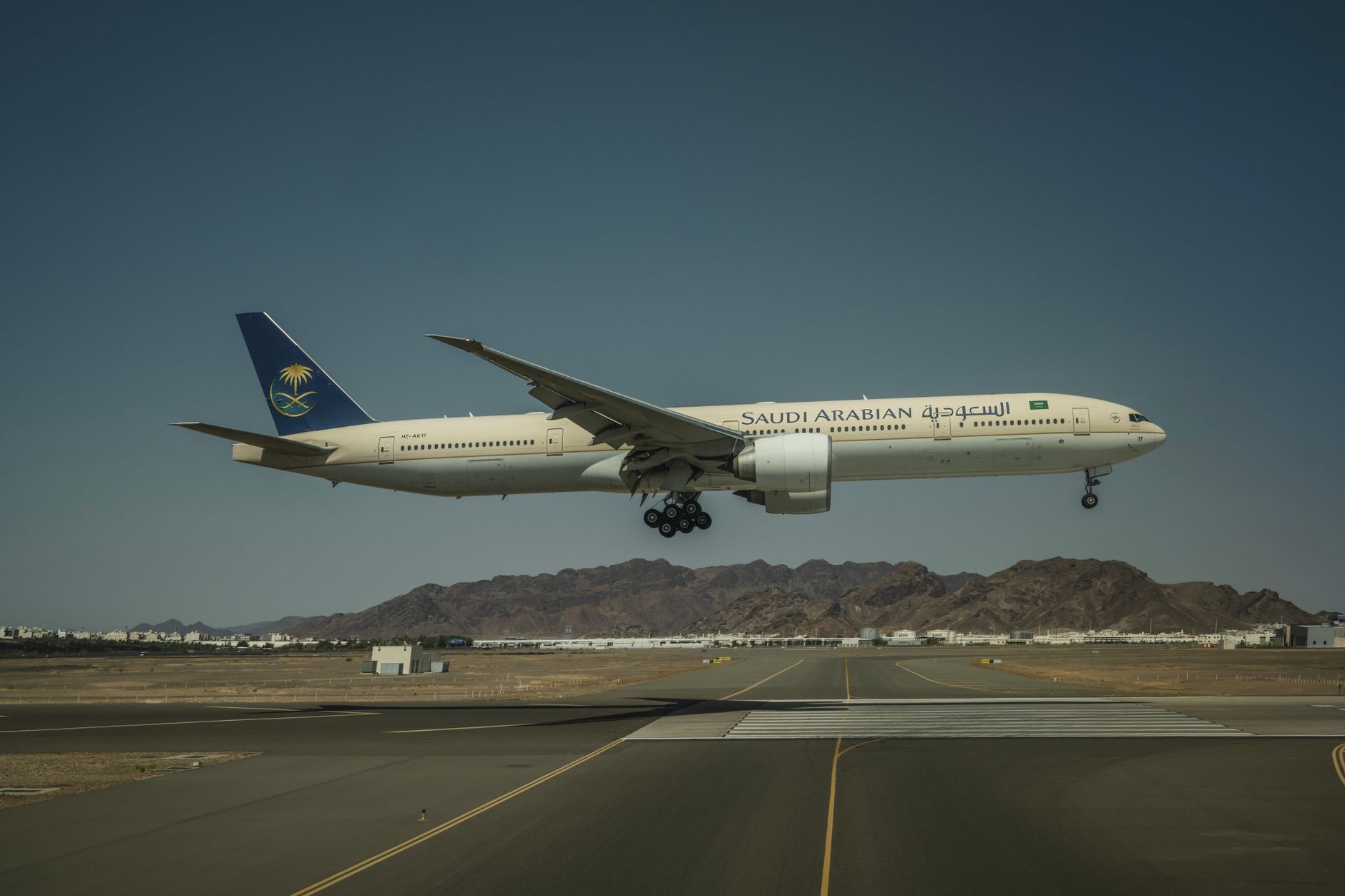 Arabia Saudită interceptează dronă lângă Mecca, taie petrolul spre UE