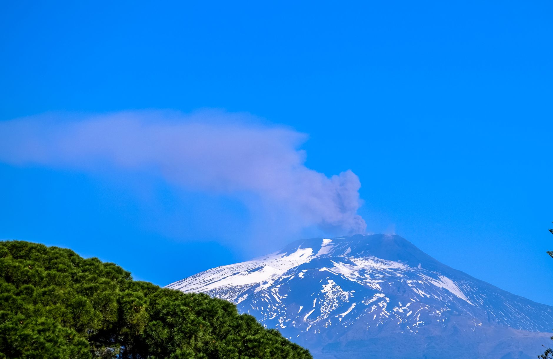 Vulcanul Etna erupe și închide aeroportul din Catania până duminică