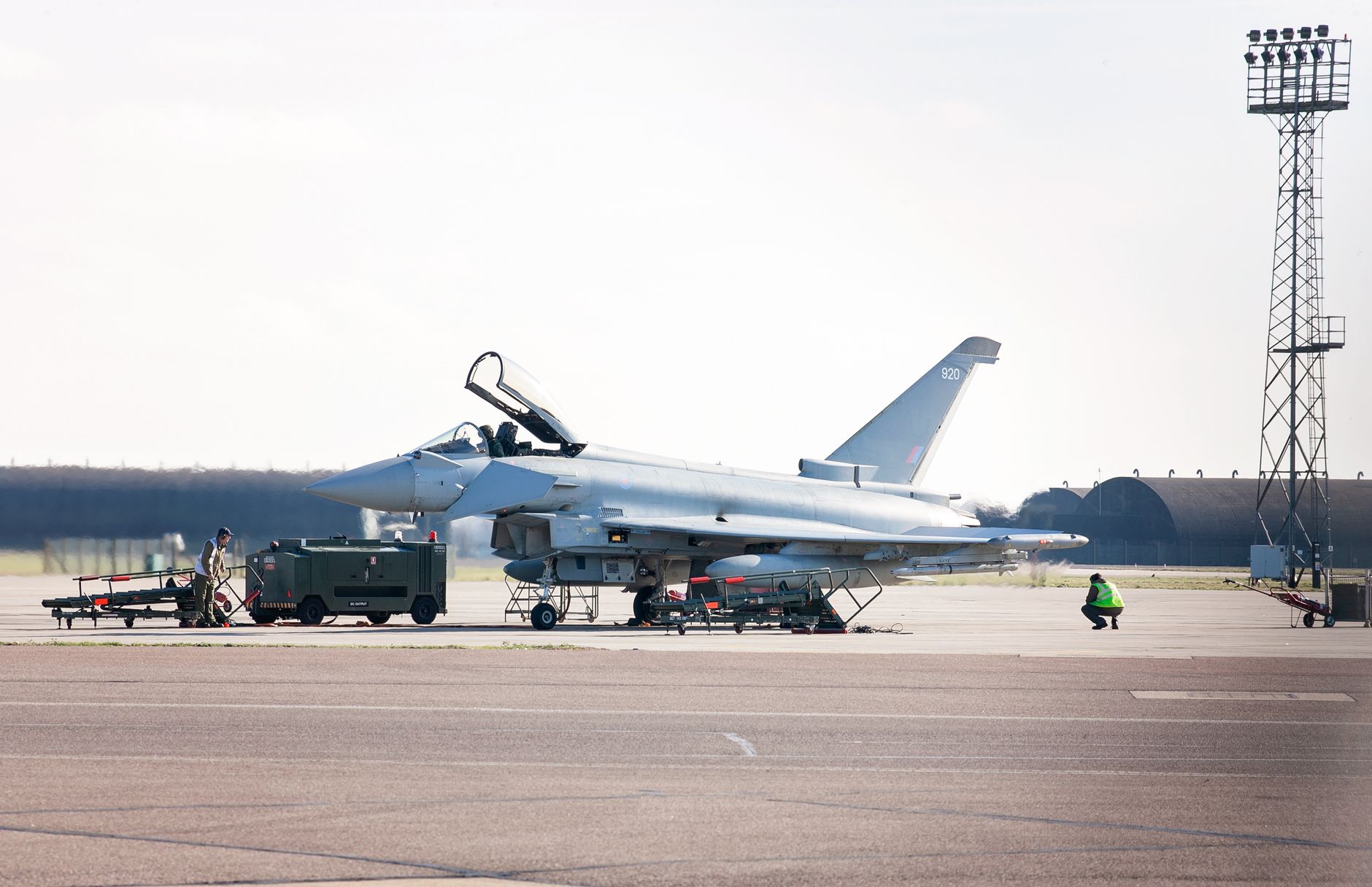 Explozibil la RAF Fairford: bărbați arestați, case evacuate în Anglia