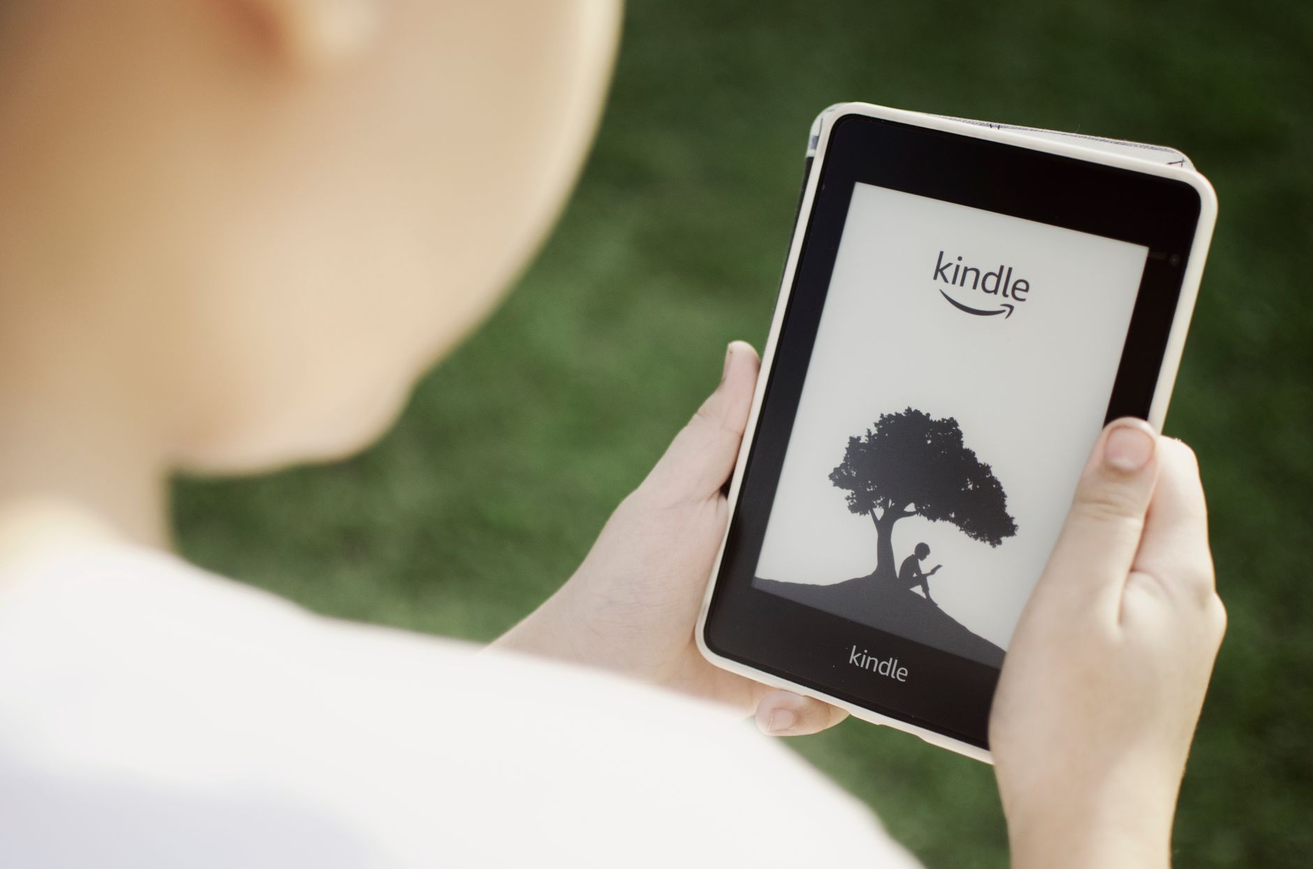 Amazon lansează Kindle 2026: ecran flush, telecomandă și culori noi