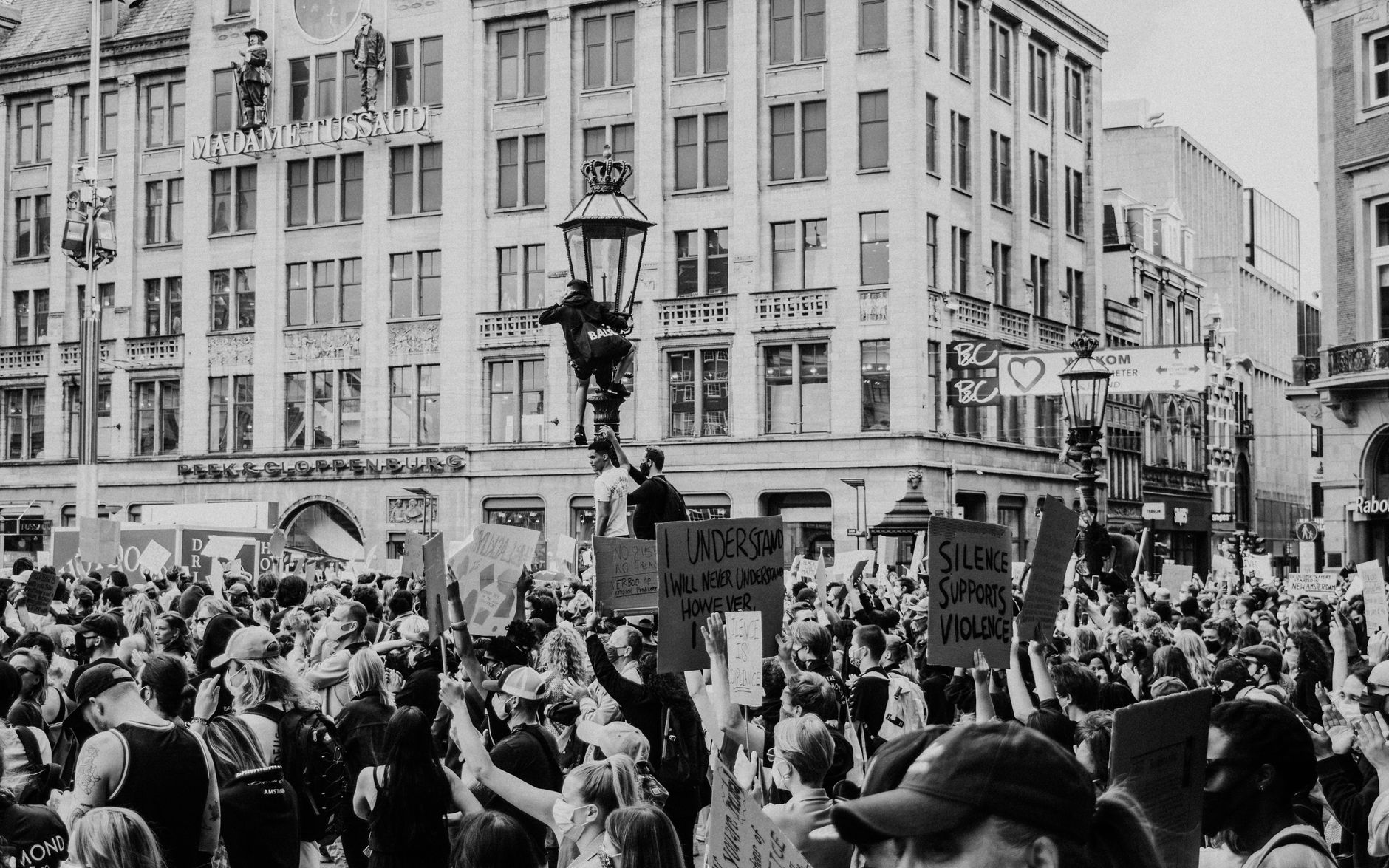 Belgia: 50.000 protestează la Bruxelles, 140 de zboruri anulate