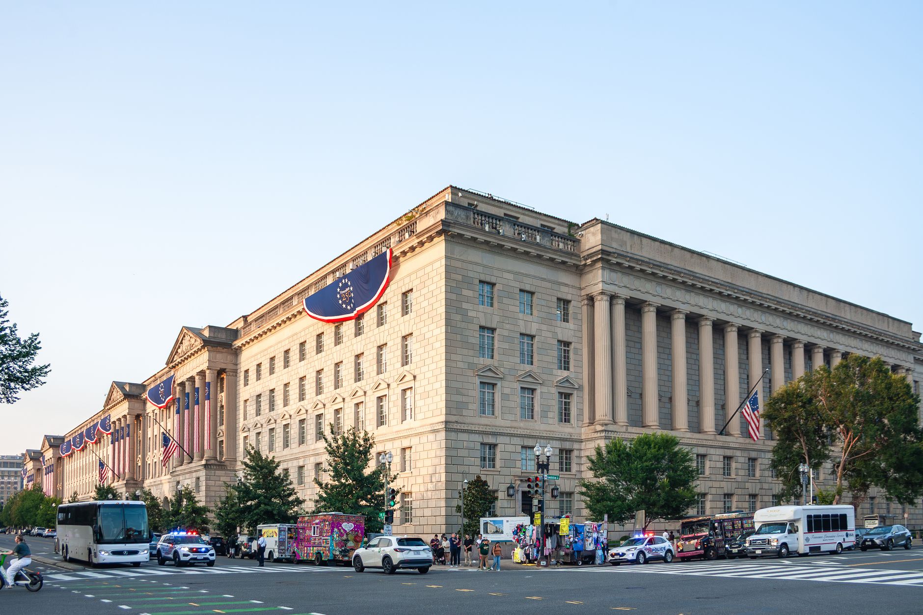 DoJ anchetează cinci rețele TV care au suspendat filmarea lui Trump