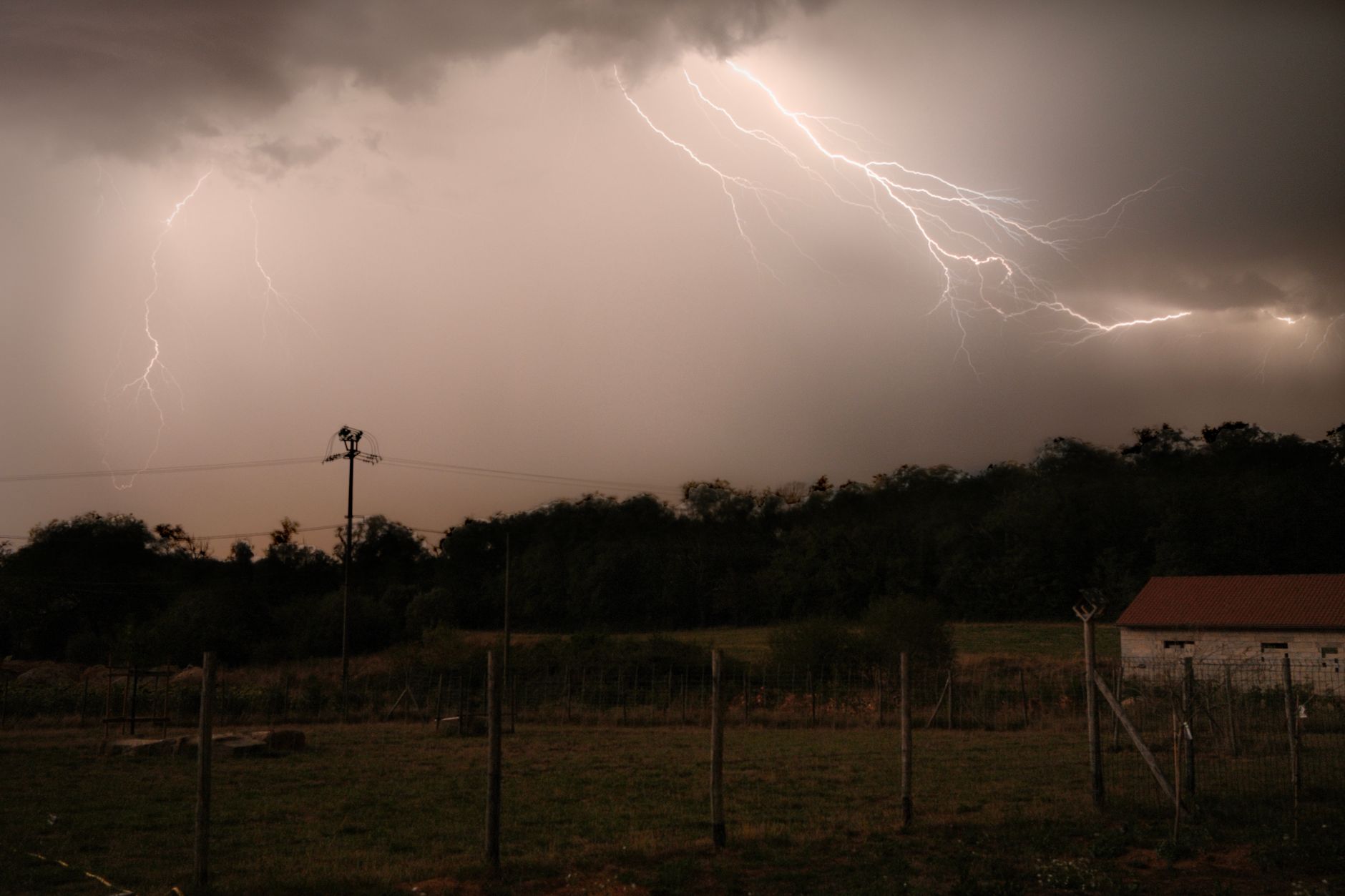 Două tornade lovesc Marsala: 32 de răniți și 273 de elevi evacuați