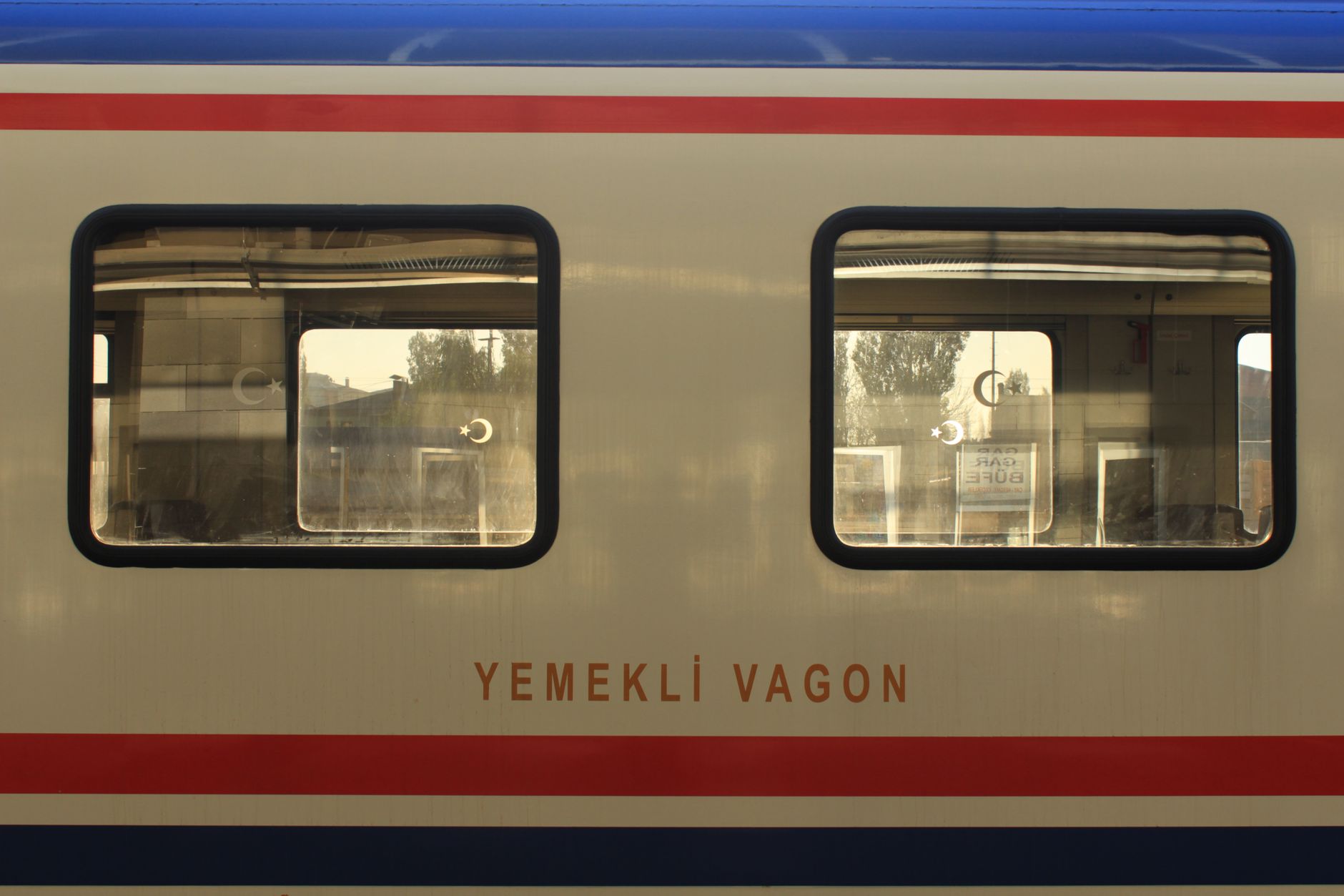 Un microbuz a lovit un tren LeShuttle la Eurotunnel: 19 răniți