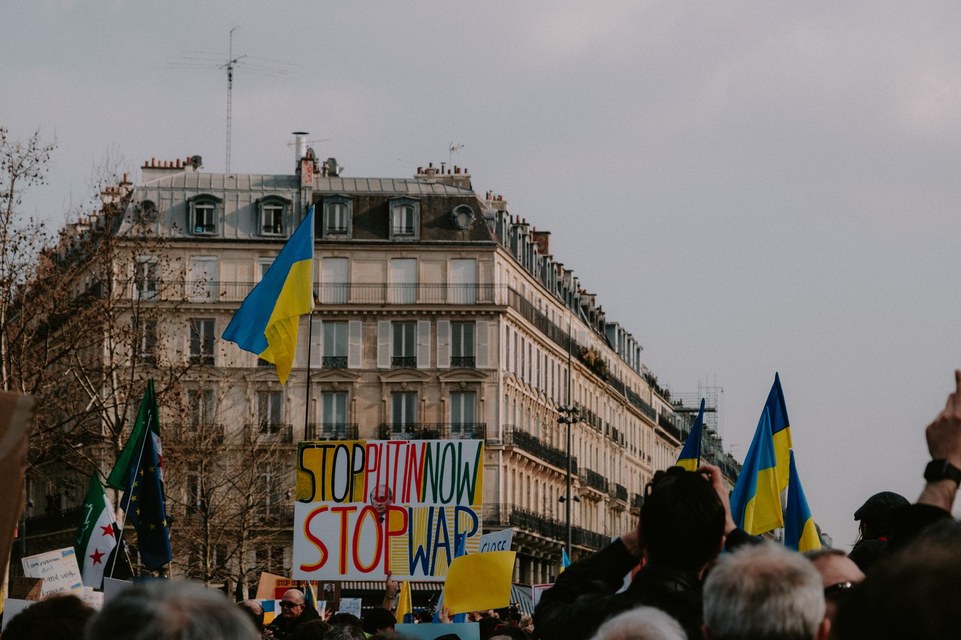 Macron interzice protestele „nelegitime”: 217 închiși, haos în Spania