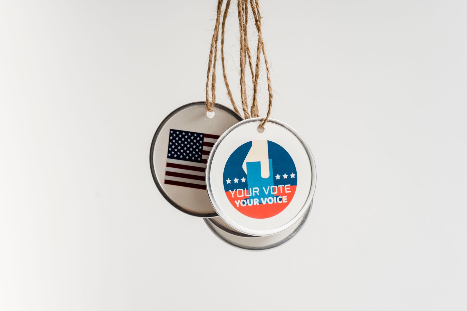 Democrații conduc la midterms; aprobarea lui Trump scade la 34%